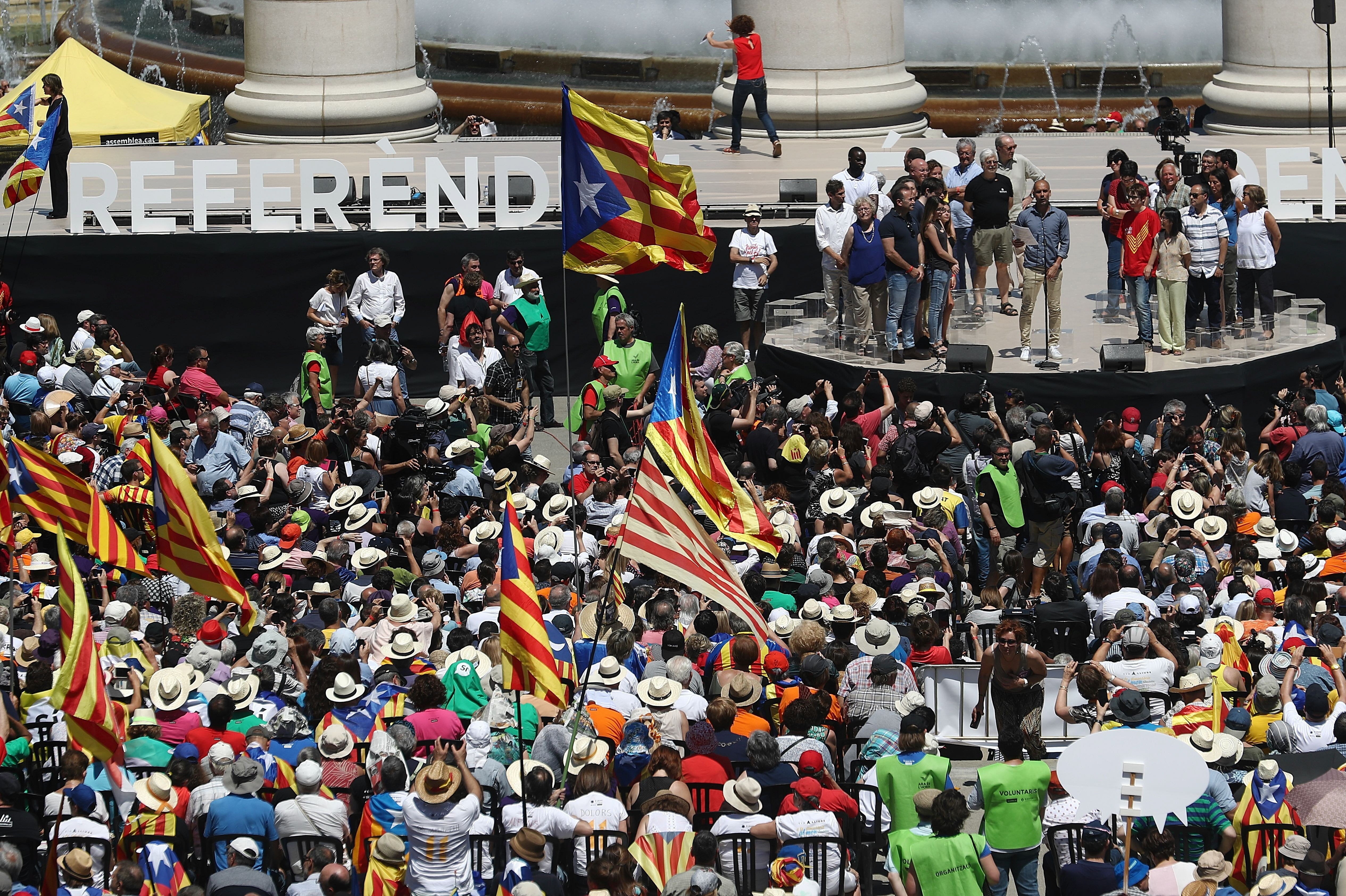 Miles de personas acuden al acto en apoyo al referéndum en Barcelona Miles de personas acuden al acto en apoyo al referéndum en Barcelona