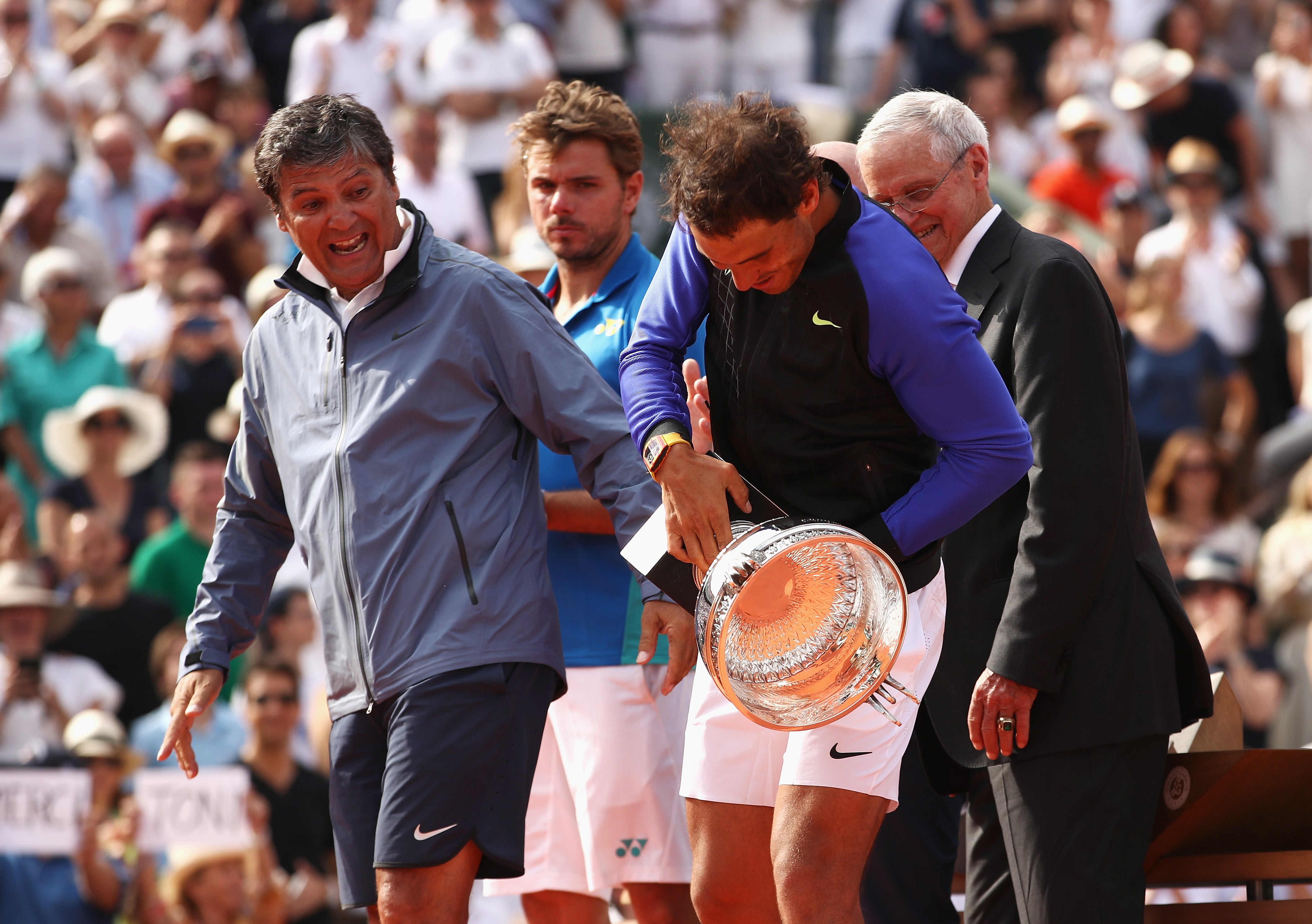 El tremendo susto de Rafa Nadal cuando su tío Toni le ha entregado la Copa de los Mosqueteros El tremendo susto de Rafa Nadal cuando su tío Toni le ha entregado la Copa de los Mosqueteros