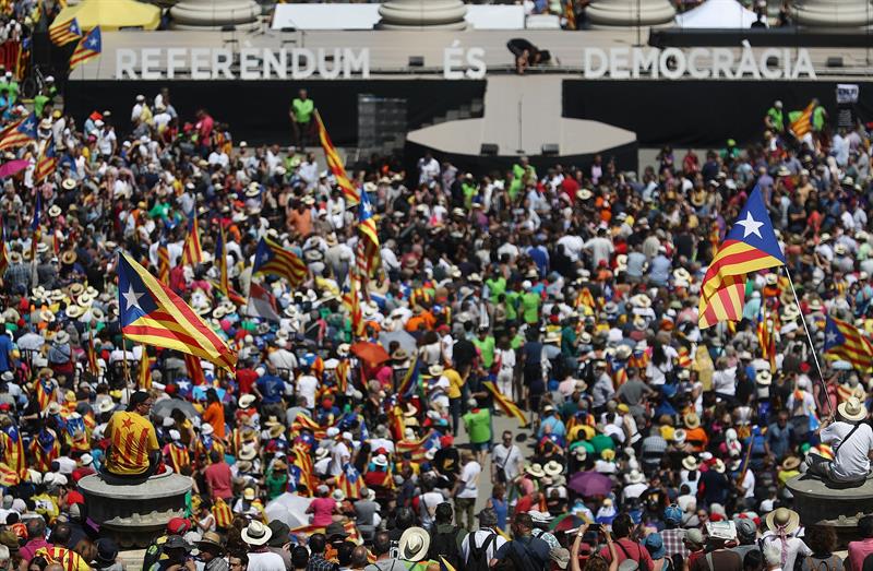 Más de 200 "comunes" llaman en un manifiesto a no participar en el referéndum Más de 200 "comunes" llaman en un manifiesto a no participar en el referéndum