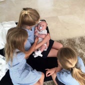 El hijo de Gerrard, con sus tres hermanas