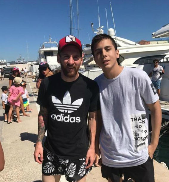 La foto de Messi con un aficionado que se ha vuelto viral por la 'rara' forma de su rodilla derecha La foto de Messi con un aficionado que se ha vuelto viral por la 'rara' forma de su rodilla derecha