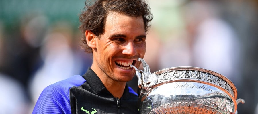 Nadal muerde su décimo Roland Garros Nadal muerde su décimo Roland Garros