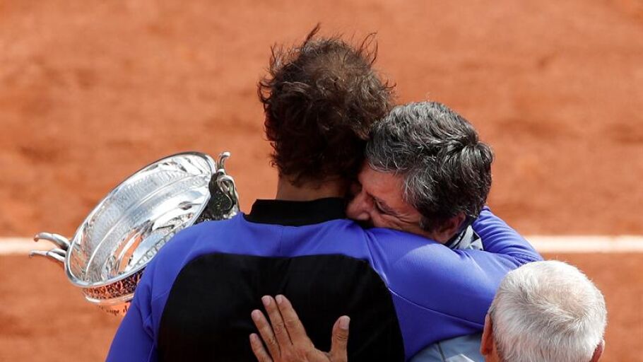 Toni y Rafa Nadal se abrazan tras el d&eacute;cimo Roland Garros