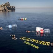 Greenpeace coloca diez objetos gigantes en el Mediterráneo para "hacer visible" la contaminación por plásticos del mar