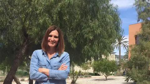 La psicóloga Estefanía Estévez, en la Universidad Miguel Hernández de Elche. EDUCACIÓN