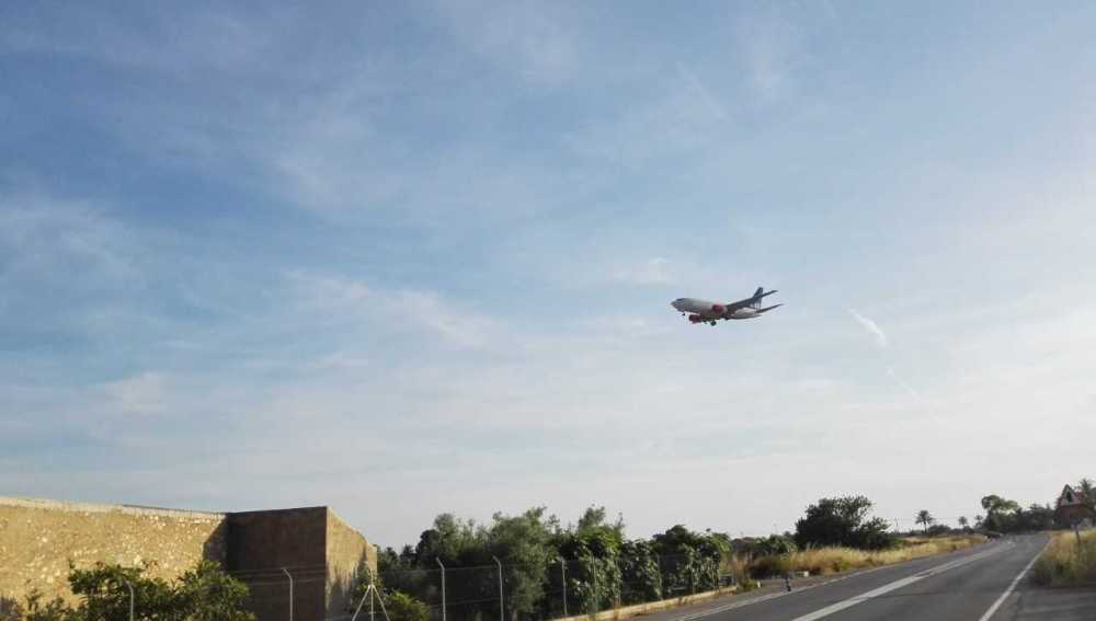 Un avión aterrizando en el Aeropuerto Alicante/Elche.