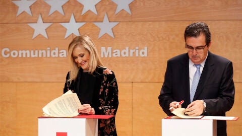  Cristina Cifuentes, y el vicepresidente ejecutivo de la Fundaci&oacute;n Amancio Ortega, Jos&eacute; Arnau