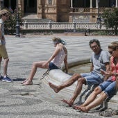 Turistas se refrescan en la plaza de España en Sevilla