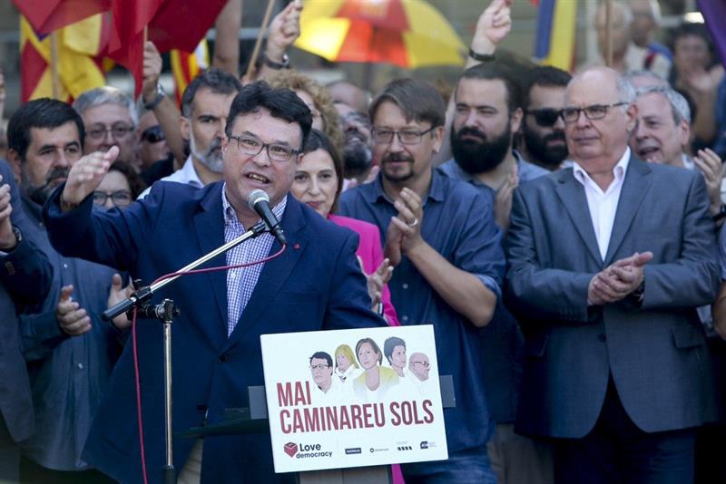 Un miembro de la Mesa del parlament, sobre Puigdemont: "Su actitud puede hacer que los citados acaben en prisión" Un miembro de la Mesa del parlament, sobre Puigdemont: "Su actitud puede hacer que los citados acaben en prisión"