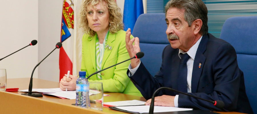 La vicepresidenta Eva Díaz Tezanos y el presidente de Cantabria Miguel Ángel Revilla La vicepresidenta Eva Díaz Tezanos y el presidente de Cantabria Miguel Ángel Revilla