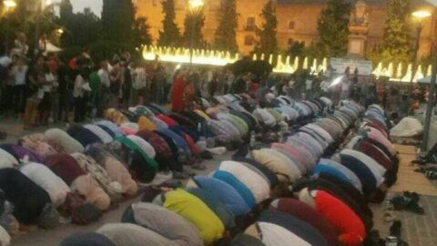 Rezo con motivo del Ramad&aacute;n en Granada