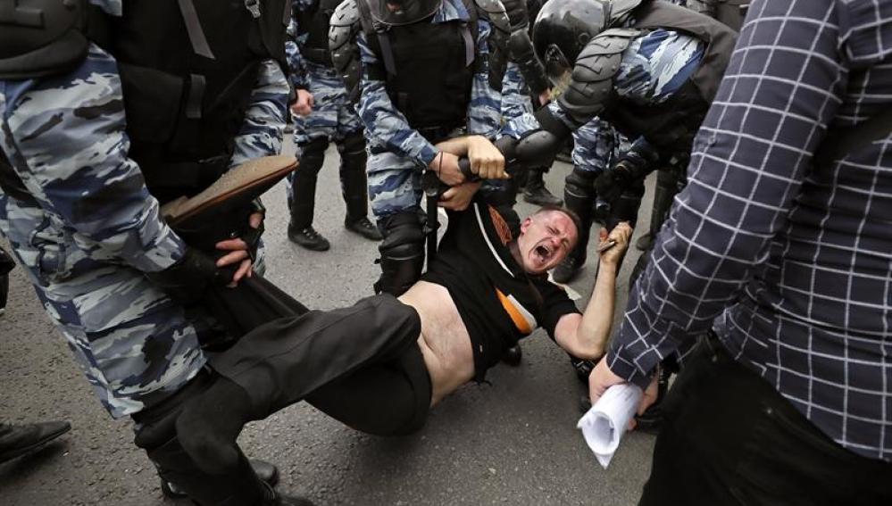 Uno de los detenidos por las fuerzas de seguridad en Rusia durante las protestas contra la corrupción