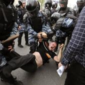 Uno de los detenidos por las fuerzas de seguridad en Rusia durante las protestas contra la corrupción