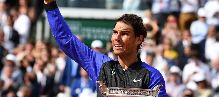 Rafa Nadal levanta el pulgar al público tras ganar Roland Garros Rafa Nadal levanta el pulgar al público tras ganar Roland Garros