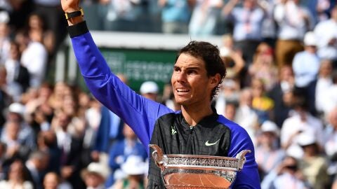 Rafa Nadal levanta el pulgar al p&uacute;blico tras ganar Roland Garros