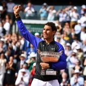 Rafa Nadal levanta el pulgar al público tras ganar Roland Garros