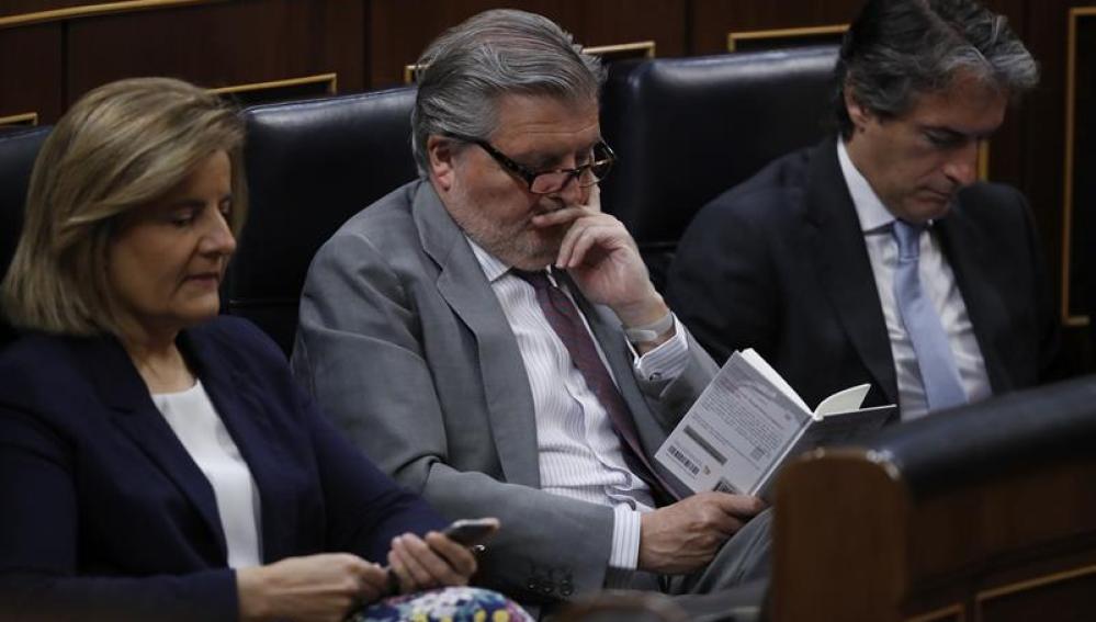 Méndez de Vigo lee un libro durante el debate de la moción de censura