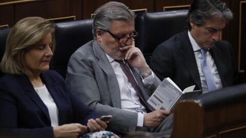M&eacute;ndez de Vigo lee un libro durante el debate de la moci&oacute;n de censura