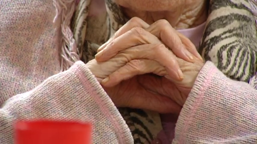 Una anciana es apuñalada por su hijo Una anciana es apuñalada por su hijo