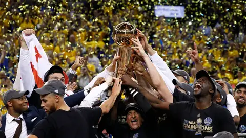 Los jugadores de los Warriors levantan el trofeo de campeones de la NBA Los jugadores de los Warriors levantan el trofeo de campeones de la NBA