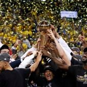 Los jugadores de los Warriors levantan el trofeo de campeones de la NBA
