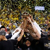 Los jugadores de los Warriors levantan el trofeo de campeones de la NBA Los jugadores de los Warriors levantan el trofeo de campeones de la NBA