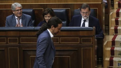 El l&iacute;der de Podemos, Pablo Iglesias, pasa delante del presidente del Gobierno, Mariano Rajoy