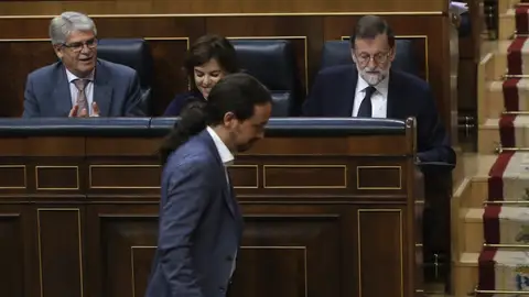 El líder de Podemos, Pablo Iglesias, pasa delante del presidente del Gobierno, Mariano Rajoy El líder de Podemos, Pablo Iglesias, pasa delante del presidente del Gobierno, Mariano Rajoy