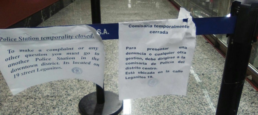 Carteles colocados a las puertas de la comisaría del Intercambiador de Sol, que la Policía ha tenido que abandonar por la ola de calor Carteles colocados a las puertas de la comisaría del Intercambiador de Sol, que la Policía ha tenido que abandonar por la ola de calor