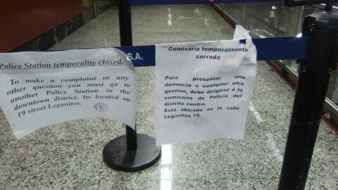 Carteles colocados a las puertas de la comisar&iacute;a del Intercambiador de Sol, que la Polic&iacute;a ha tenido que abandonar por la ola de calor