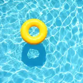 Un flotador en una piscina Un flotador en una piscina