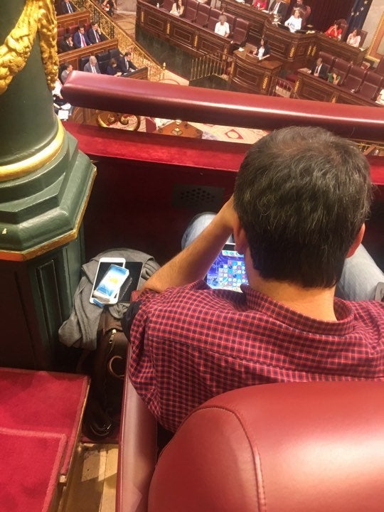 El alcalde de A Coruña, pillado jugando con su tablet durante el discurso de Irene Montero en el Congreso El alcalde de A Coruña, pillado jugando con su tablet durante el discurso de Irene Montero en el Congreso