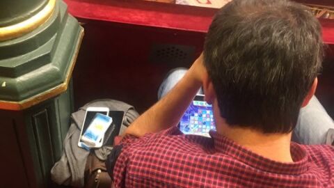 Pillan a Xulio Ferreiro jugando mientras hablaba Irene Montero