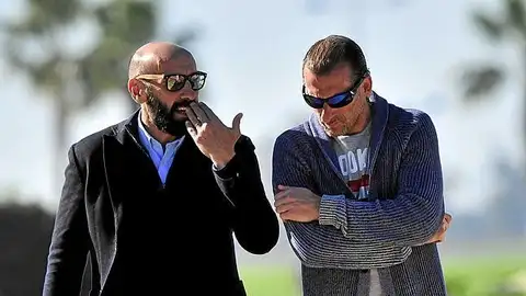 Óscar Arias y Monchi, director y exdirector deportivo del Sevilla Óscar Arias y Monchi, director y exdirector deportivo del Sevilla
