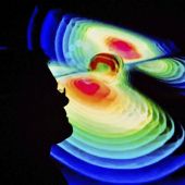 Un científico observa una representación de las ondas gravitacionales 