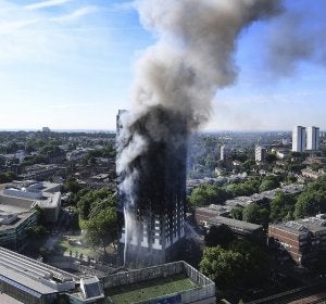 Una columna de humo cubre la Torre Grenfell Una columna de humo cubre la Torre Grenfell