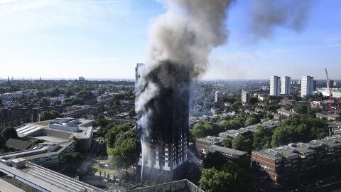Una columna de humo cubre la Torre Grenfell
