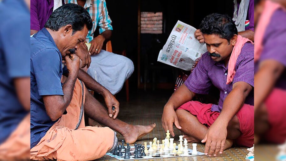 Dos hombres jugando al ajedrez en La India