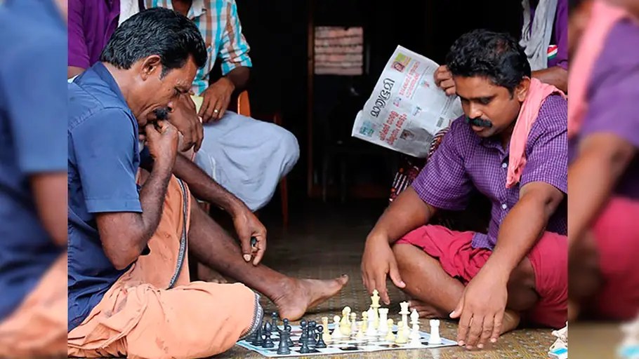 Dos hombres jugando al ajedrez en La India Dos hombres jugando al ajedrez en La India