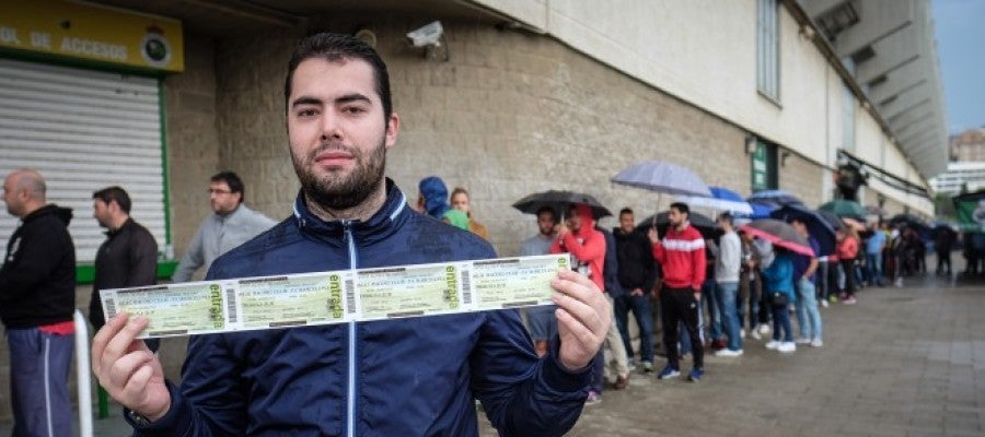 Aficionado del Racing con las entradas Aficionado del Racing con las entradas