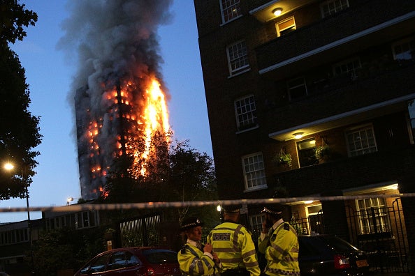 Adultos lanzaron a niños por las ventanas para salvarlos del fuego durante el incendio del edificio en Londres Adultos lanzaron a niños por las ventanas para salvarlos del fuego durante el incendio del edificio en Londres