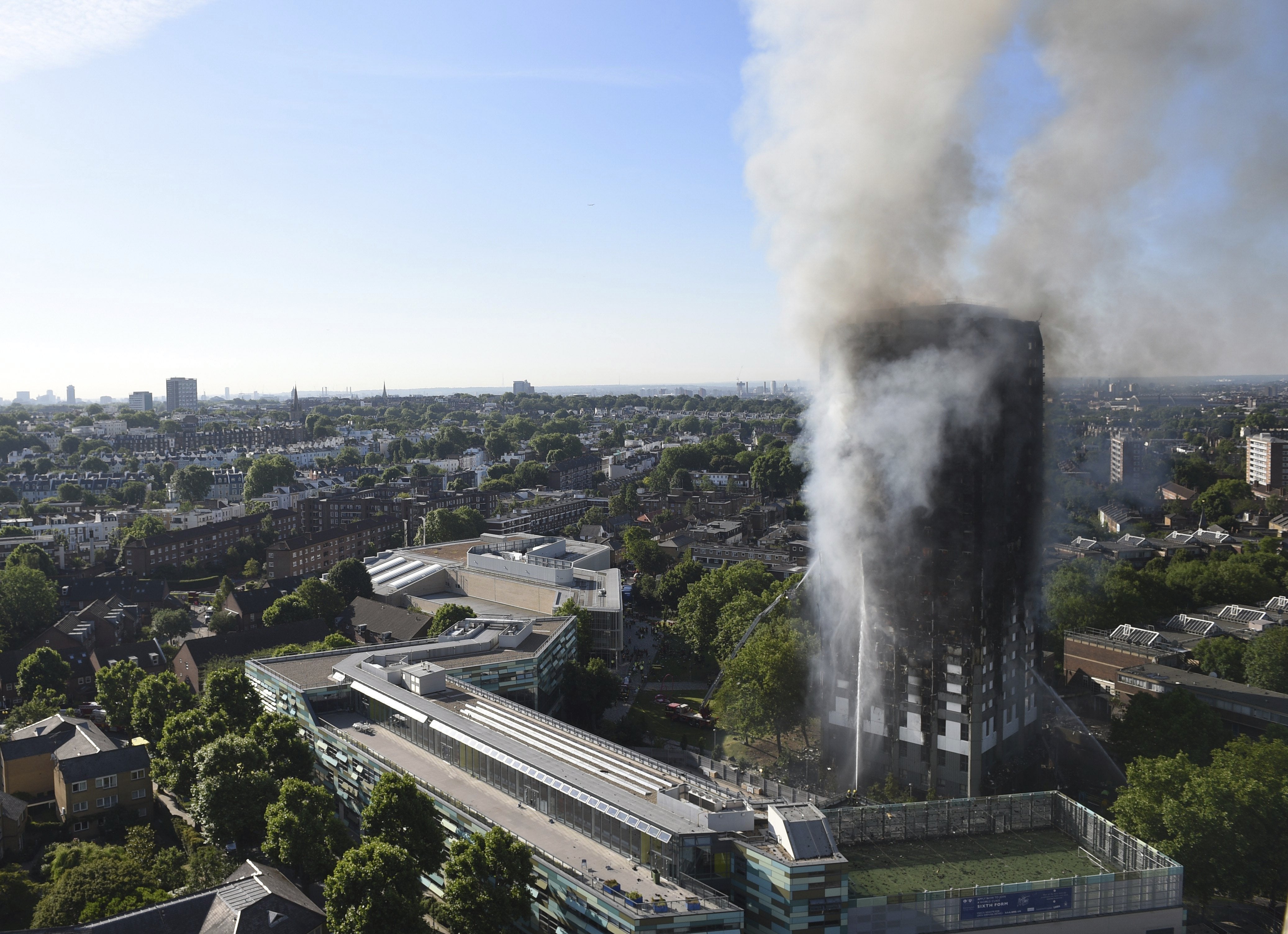 May, "profundamente entristecida" por la pérdida de vidas en el incendio May, "profundamente entristecida" por la pérdida de vidas en el incendio