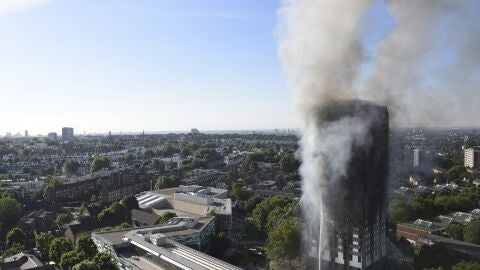 Las llamas arrasan con todo a su paso durante un incendio declarado en la Torre Grenfell