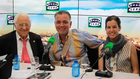 El Padre Ángel y Lucía López Alonso durante una entrevista en Más de uno con Juan Ramón Lucas El Padre Ángel y Lucía López Alonso durante una entrevista en Más de uno con Juan Ramón Lucas