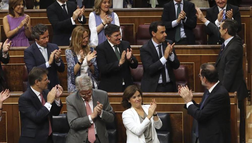 La bancada popular aplaude a Mariano Rajoy