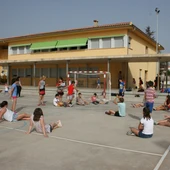 Niños jugando en una escuela de verano. Niños jugando en una escuela de verano.