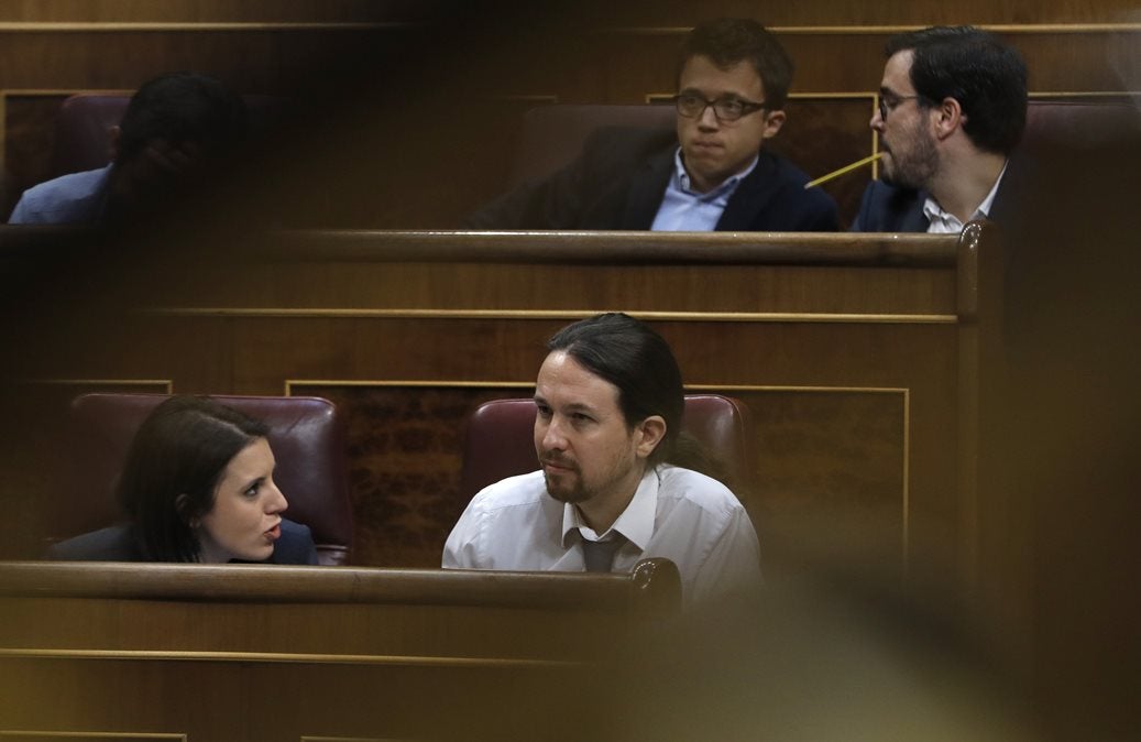 Podemos pide la dimisión de Catalá por "inmiscuirse en el poder judicial" con sus críticas al juez de La Manada Podemos pide la dimisión de Catalá por "inmiscuirse en el poder judicial" con sus críticas al juez de La Manada