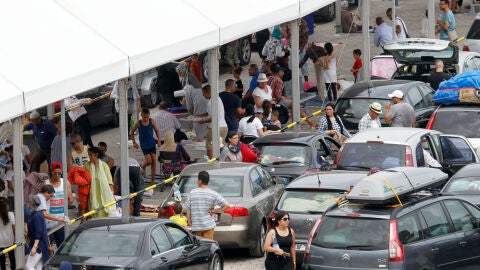 Viajeros esperan en una zona de preembarque en el puerto de Algeciras durante dentro de la Operaci&oacute;n Paso del Estrecho 