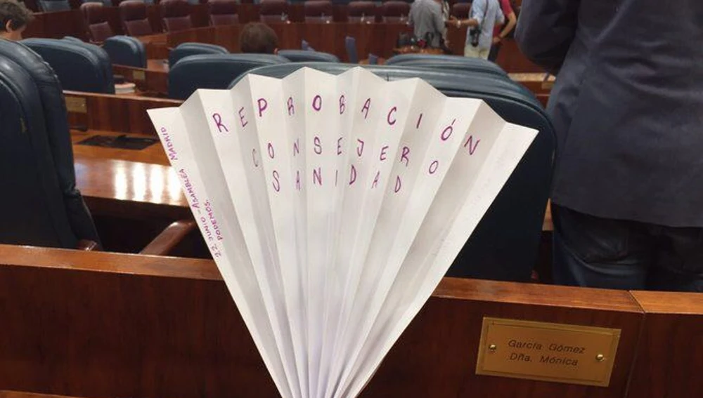 Podemos entrega a Sánchez Martos un abanico con el texto "Reprobación. Consejero Sanidad" Podemos entrega a Sánchez Martos un abanico con el texto "Reprobación. Consejero Sanidad"