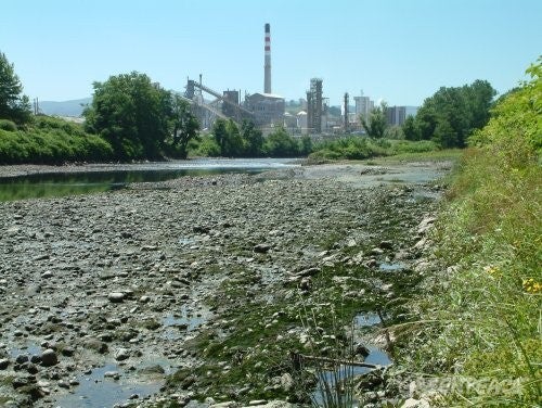 CCOO y UGT no contemplan el cierre de la planta de cloro de Solvay CCOO y UGT no contemplan el cierre de la planta de cloro de Solvay